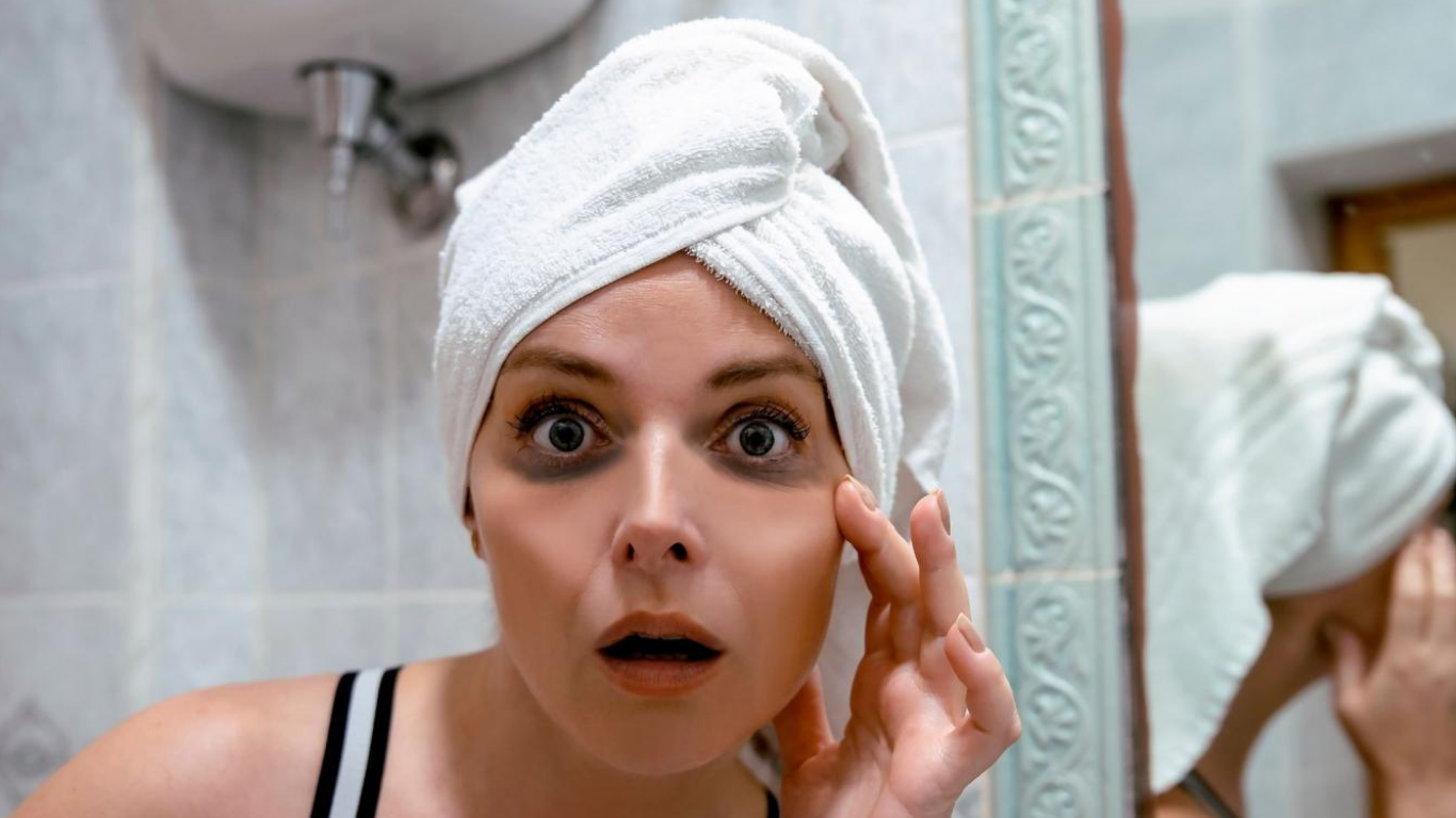 شش راه‌حل علمی و کاربردی برای از بین بردن پف و تیرگی زیر چشم